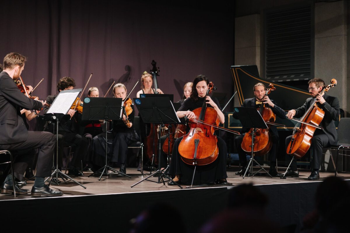 Das Streichensemble Auftakt musiziert auf der Bühne im CAPE 10.