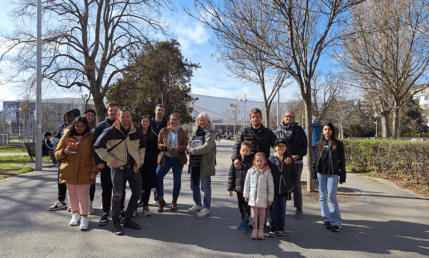 Einige Familien und Kinder posieren für ein Gruppenfoto.