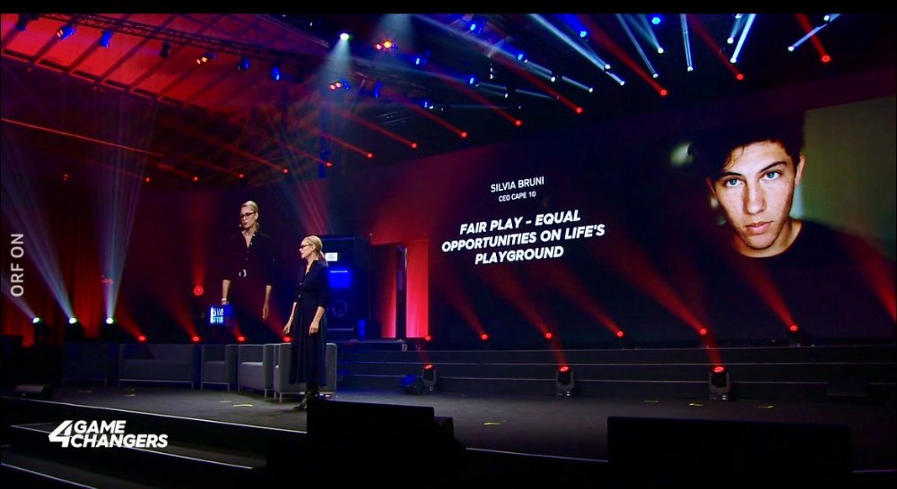 Silvia Bruni auf der Bühne bei ihrer Key Note Präsentation im Rahmen des 4GAMECHANGERS Festival.