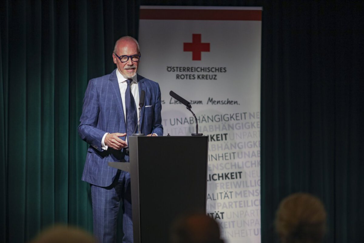 Siegfried Meryn bei seiner Dankesrede bei der Verleihung des Humanitätspreises der Heinrich-Treichl-Stiftung des Österreichischen Roten Kreuzes.