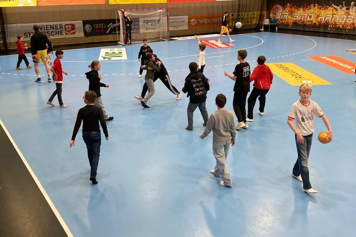 Eine Gruppe von Kinderns beim Handball spielen.