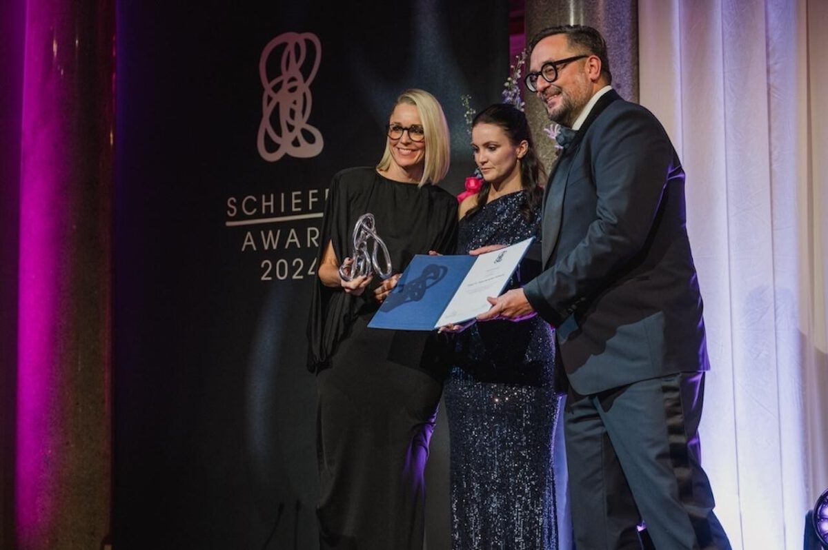 Silvia Bruni auf der Bühne mit Martin Schiefer bei der Übergabe des Schiefer Awards in der Kategorie Soziales.