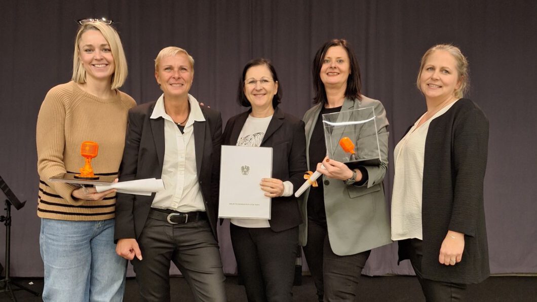 Silvia Bruni, Sabine Prohaska, Barbara Novomesky, Elfriede Wittberger und eine Pädagogin 
der MIM posieren für ein Foto.