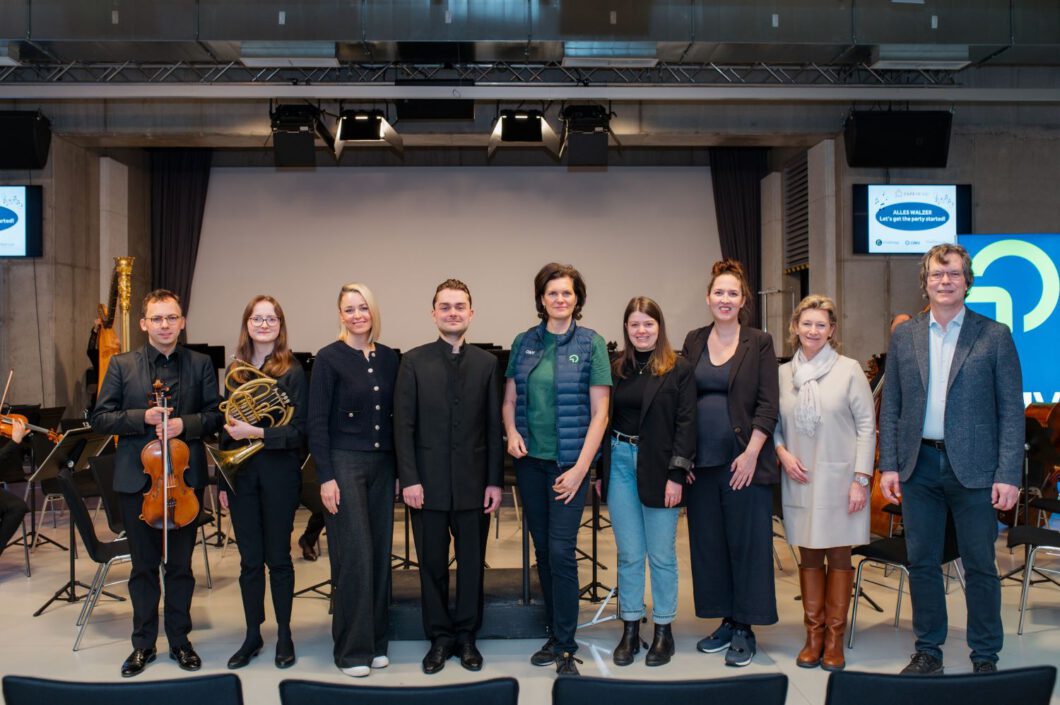 Einige Mitglieder und Vertreter:innen des Tonkünstler Orchesters Niederösterreich, Silvia Bruni 
und Katrin Duscher posieren für ein Foto.