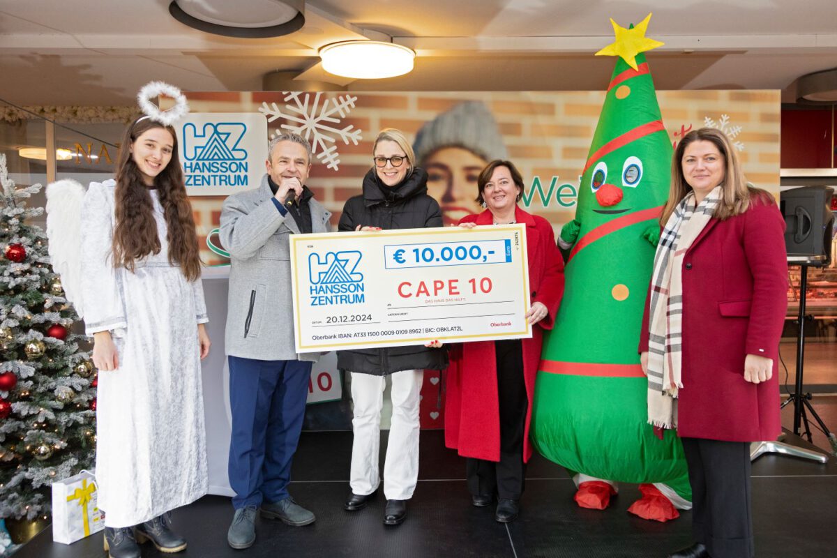 Silvia Bruni posiert im weihnachtlichen Setting mit Vertreterinnen des Hansson Zentrum mit einem 10.000 € Scheck.