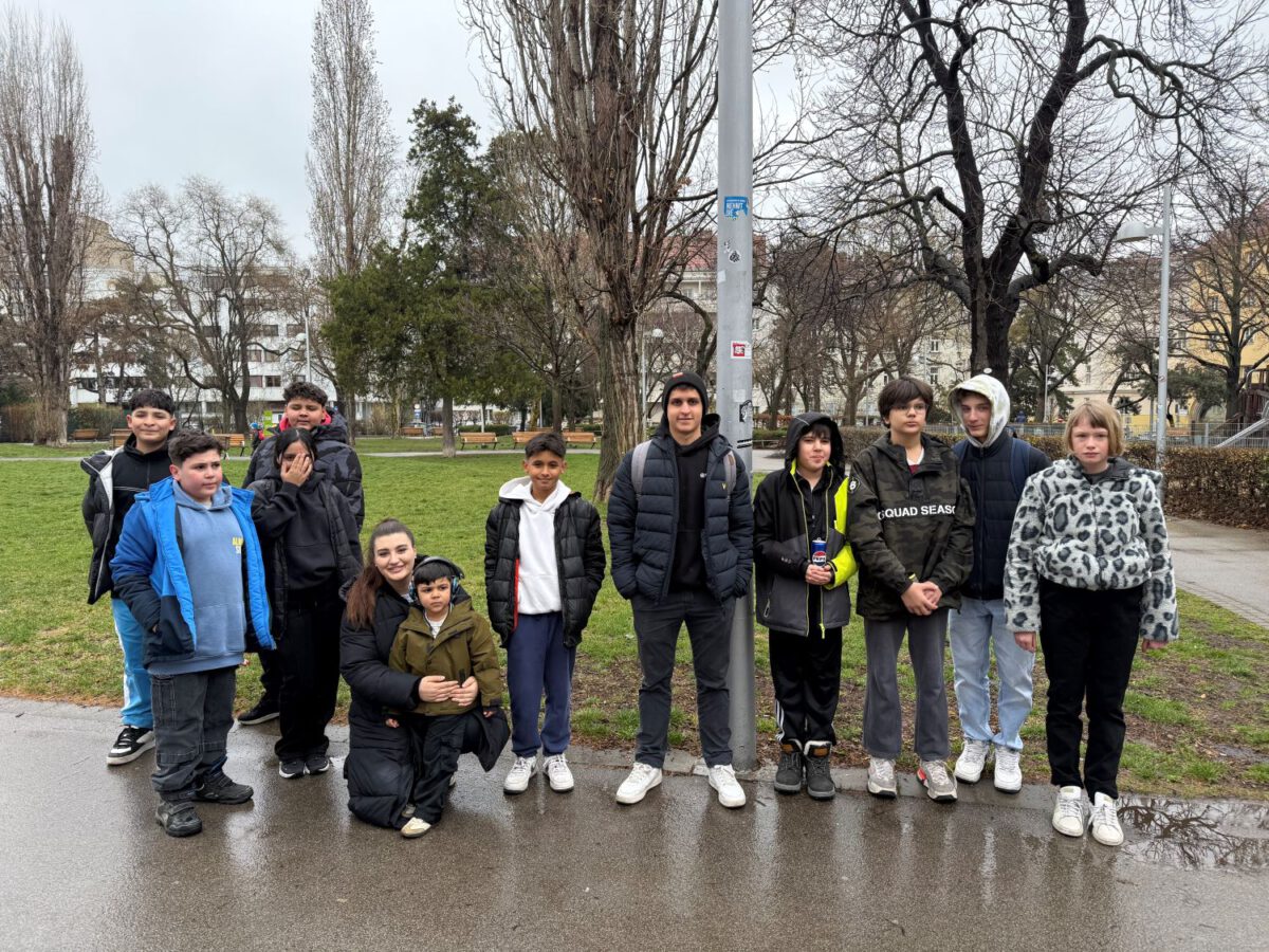 Eine Gruppe von Kindern posiert für ein Gruppenfoto.