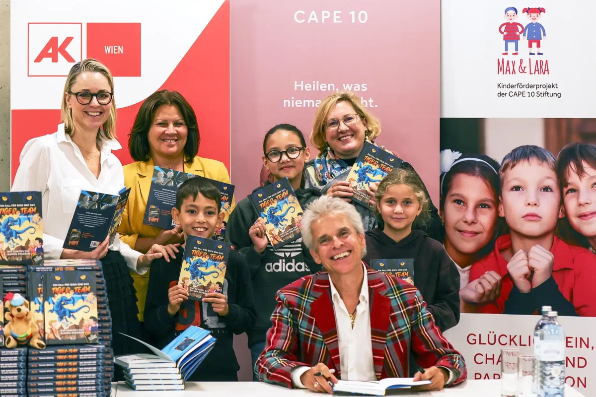 Silvia Bruni, Renate Anderl, Silvia Hruska-Frank und Thomas Brezina posieren mit drei Kindern und den Tiger Team Büchern