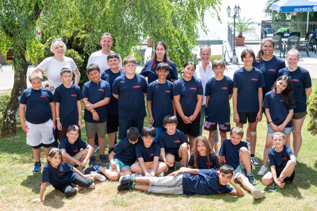 Ein Gruppenfoto der Teilnehmer:innen des Sommercamps inklusive Betreuer:innen und Plasser & Theurer.