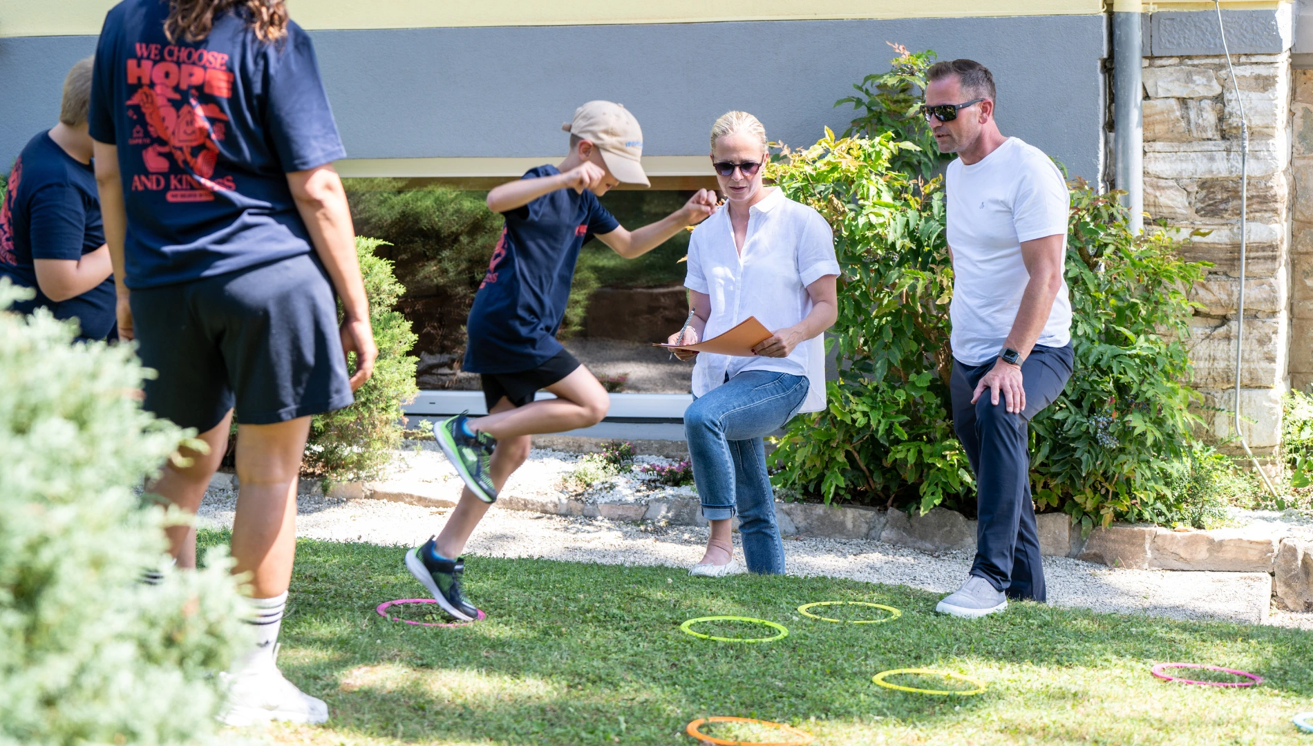 Eine Junge absolviert einen Bewegungsparkour.