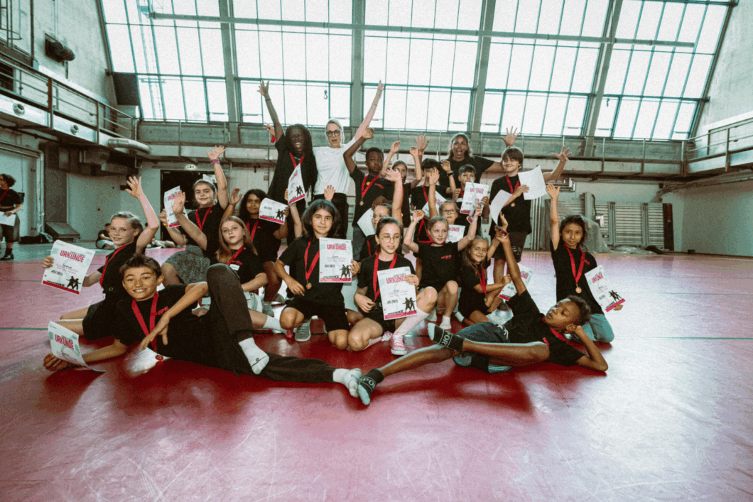Gruppenfoto der Chance to Dance Kids mit Medaillen und Urkunden.