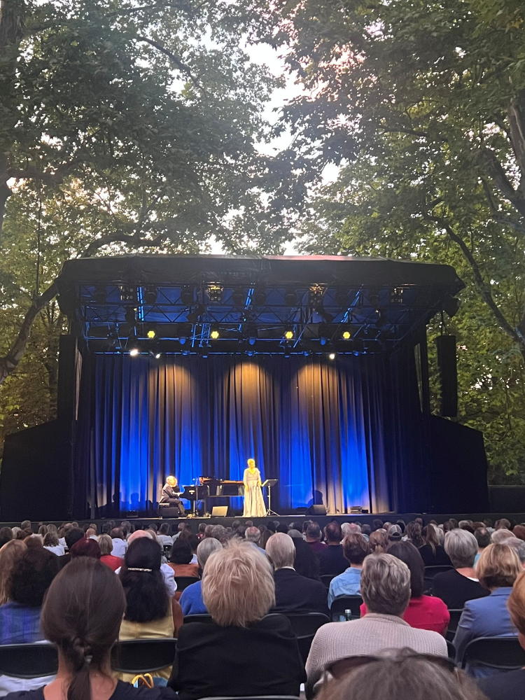 Elīna Garanča und Malcom Martineau performen auf der Bühne im Theater am Park.