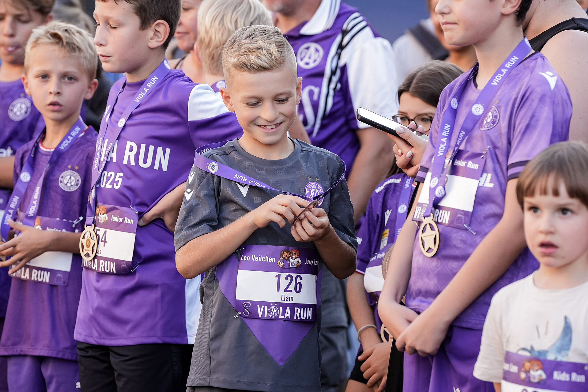 Kinder mit Medaillen nach dem Viola Run.