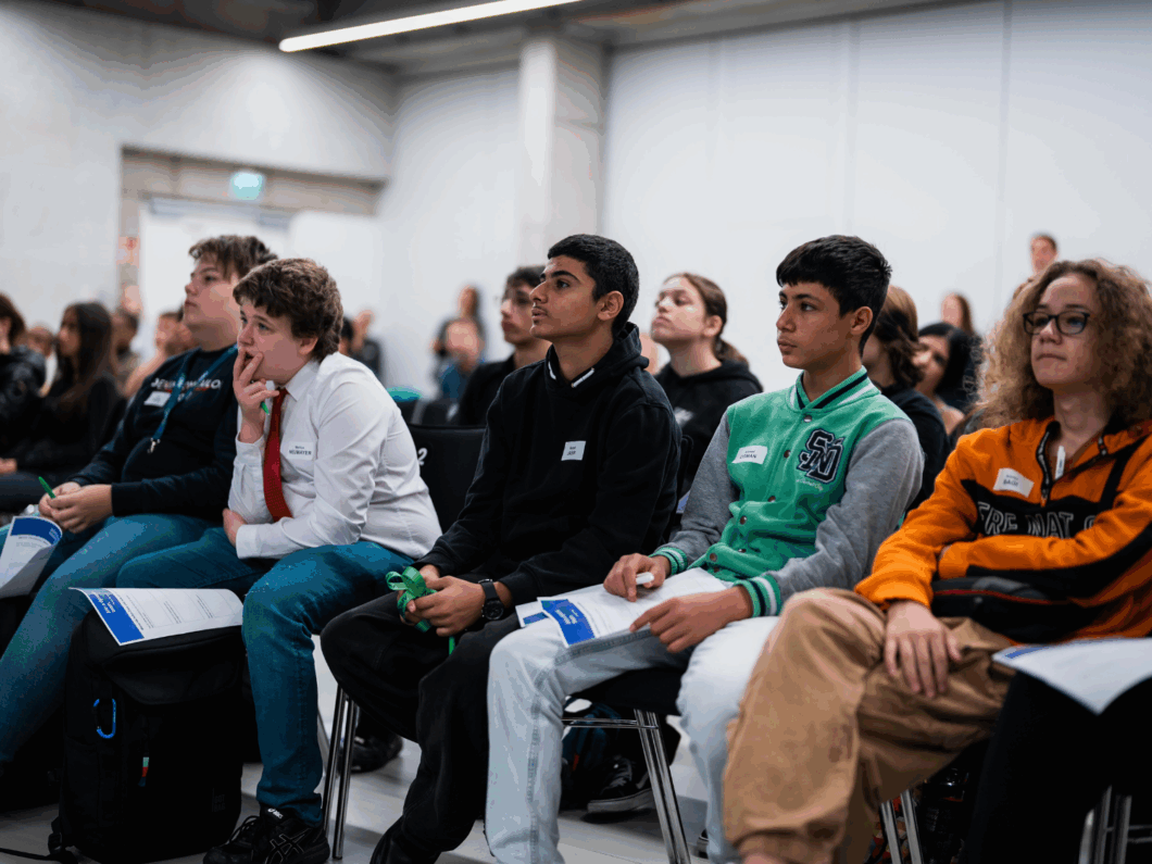 Kinder sitzen in der Zuschauerreihen im CAPE 10.