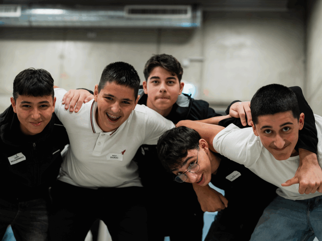 Fünf junge Burschen posieren für ein Gruppenfoto.