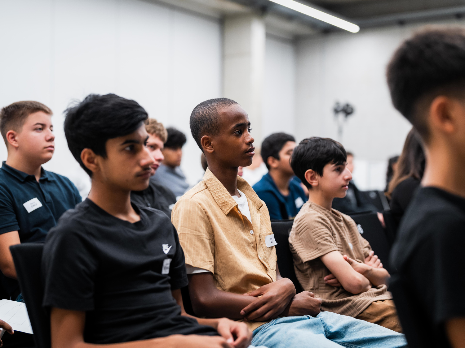 Kinder sitzen in der Zuschauerreihen im CAPE 10.