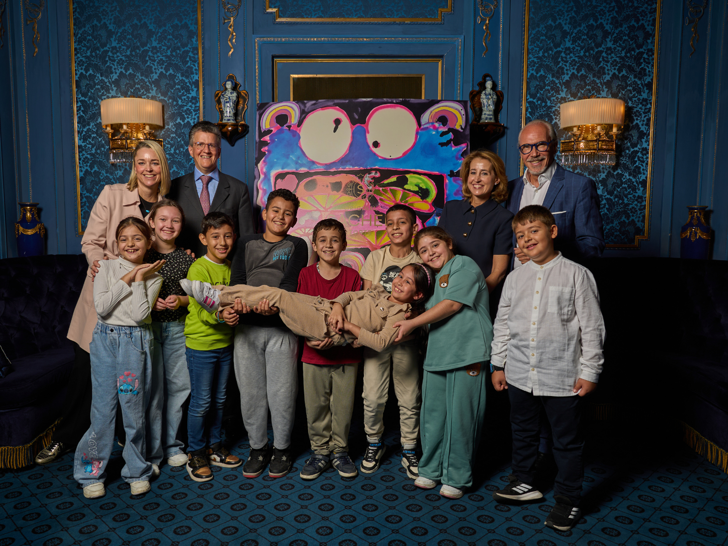 Silvia Bruni, Georg Gürtler, Alexandra Winkler, Siegfried Meryn und einige Kinder der Volksschule Eulenschule vor dem Kunstwerk „Crazy Monster Mushrooms“ der 17. Sacher Artists‘ Collection.