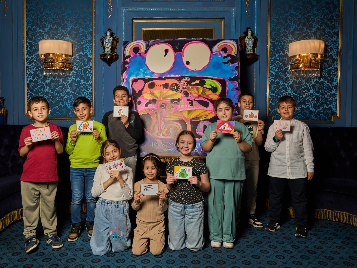 Die beteiligten Kinder der Volksschule Eulenschule mit ihren selbst gestalteten Postkarten.