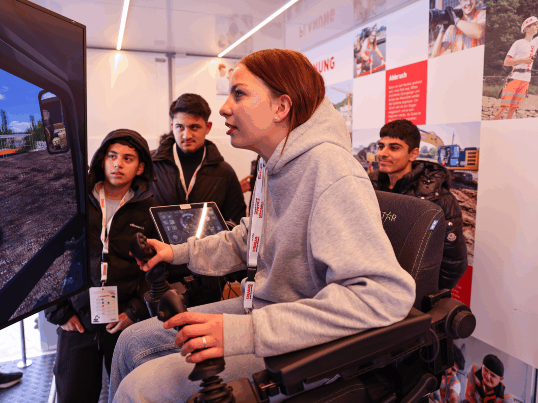 Mittelschülerin beim Bagger-Simulator.