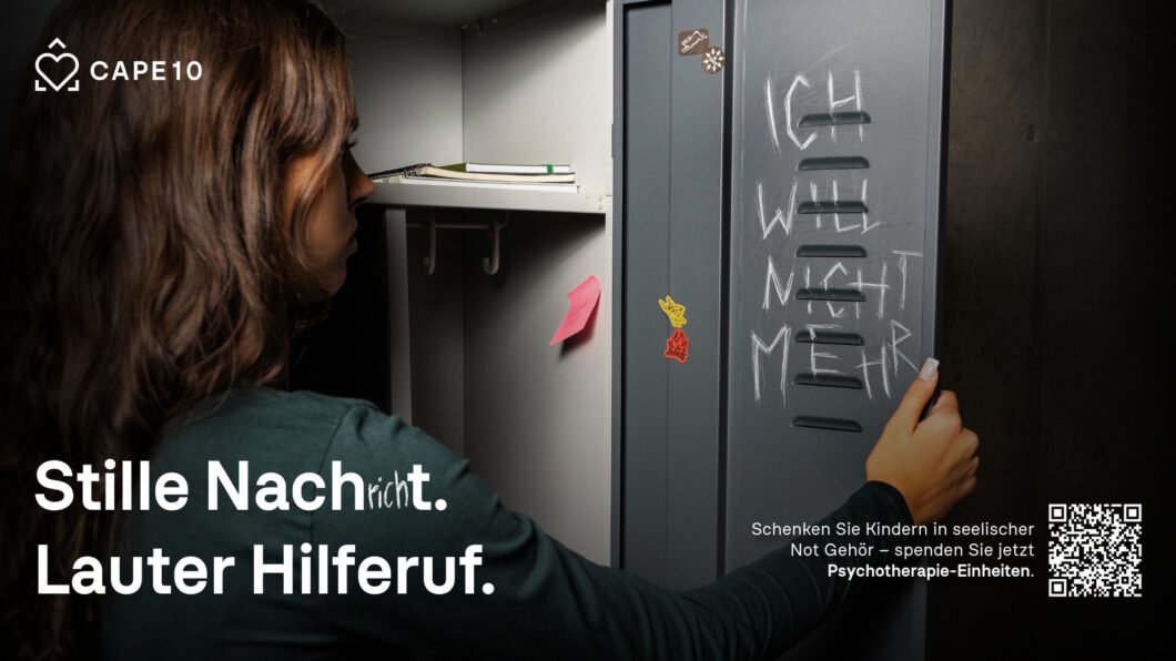 Mädchen blickt in einen geöffneten Spind. Auf der Spindtüre steht "Ich will nicht mehr".