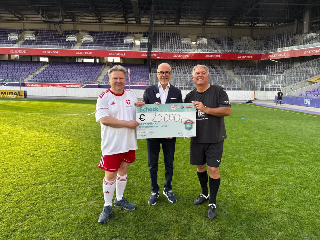 Michael Ludwig, Siegfried Meryn und Walter Ruck mit einem Spendenscheck über 20.000 Euro.