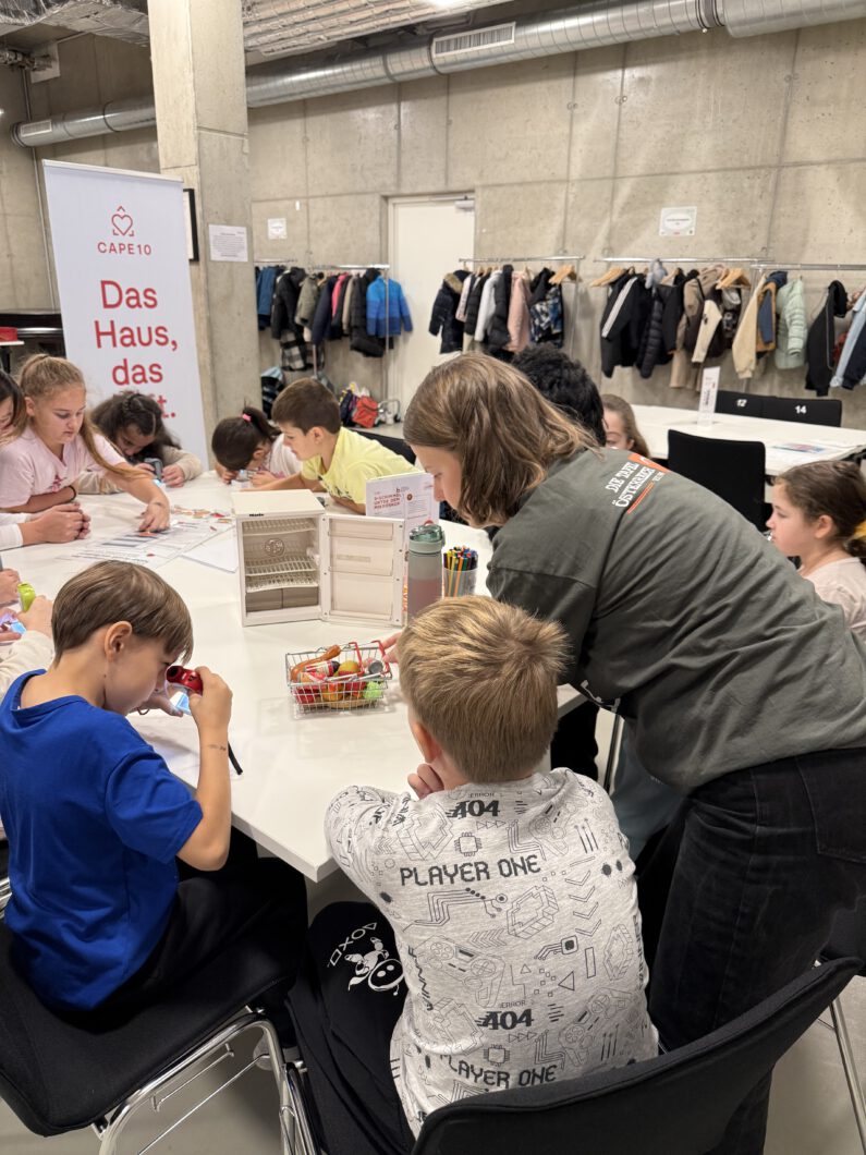 Die teilnehmenden Kinder der Gesundheitsheld:innen bei der Ernährungsstation der Tafel Österreich,