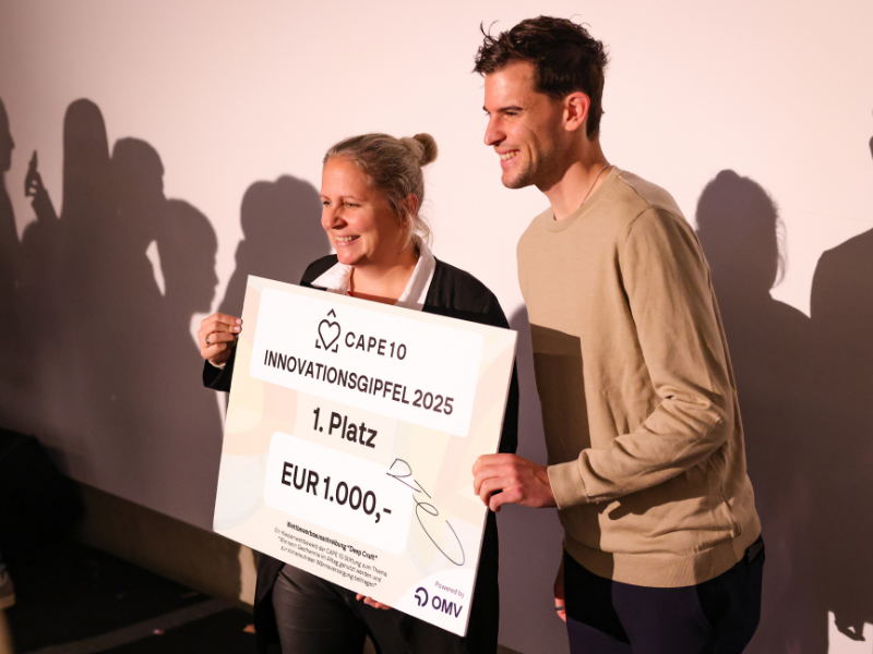Dominic Thiem mit Schulleiterin Kerstin Hofmann von der MIM Wendstattgasse