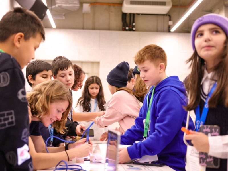 DIe Schülerinnen untersuchen Gestein mit der Mikroskopkamera