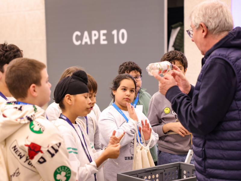 Die Schülerinnen lernen über Plastik-Recycling