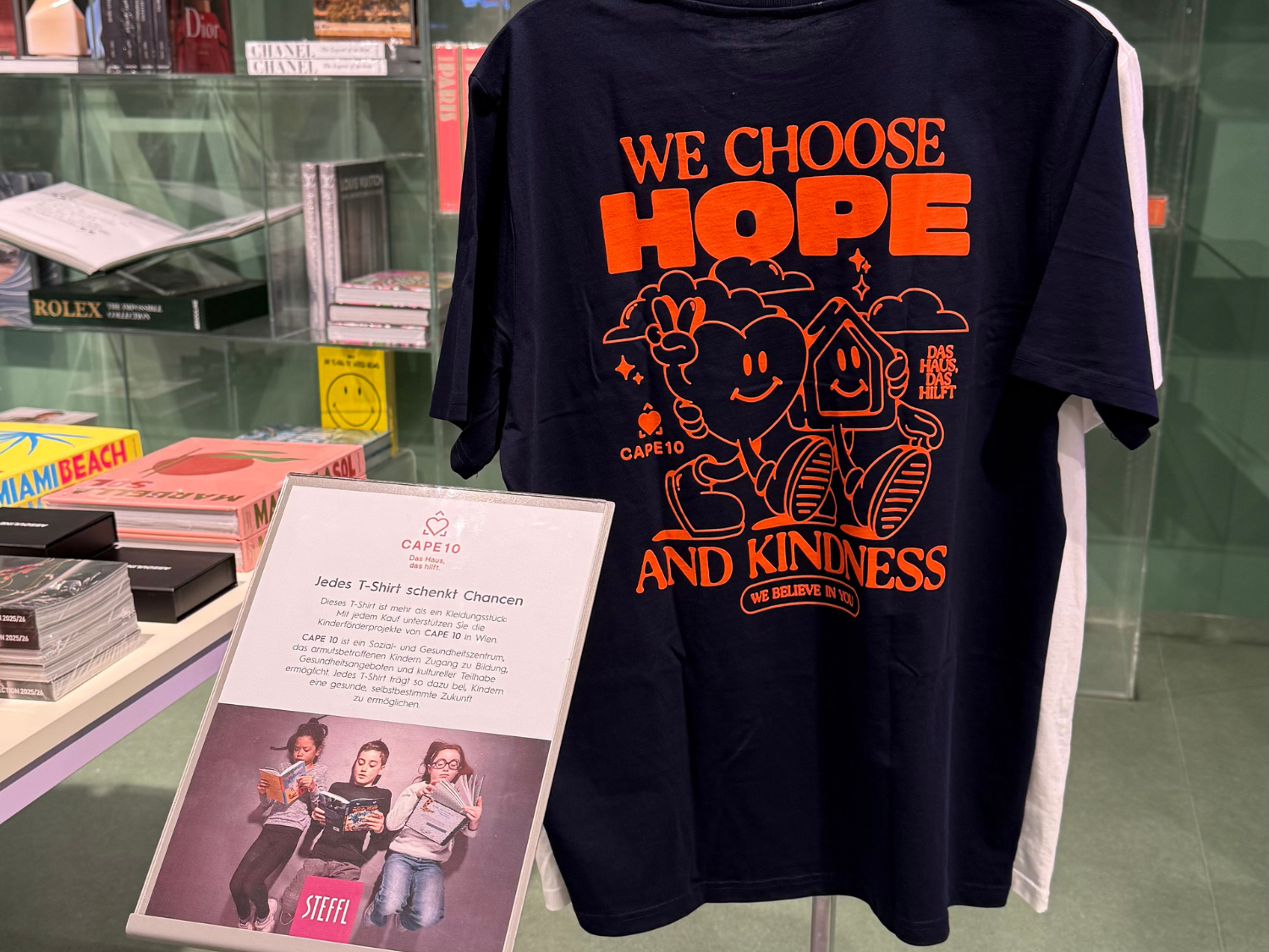 Symbolbild: CAPE 10 Shirt im Kaufhaus Steffl