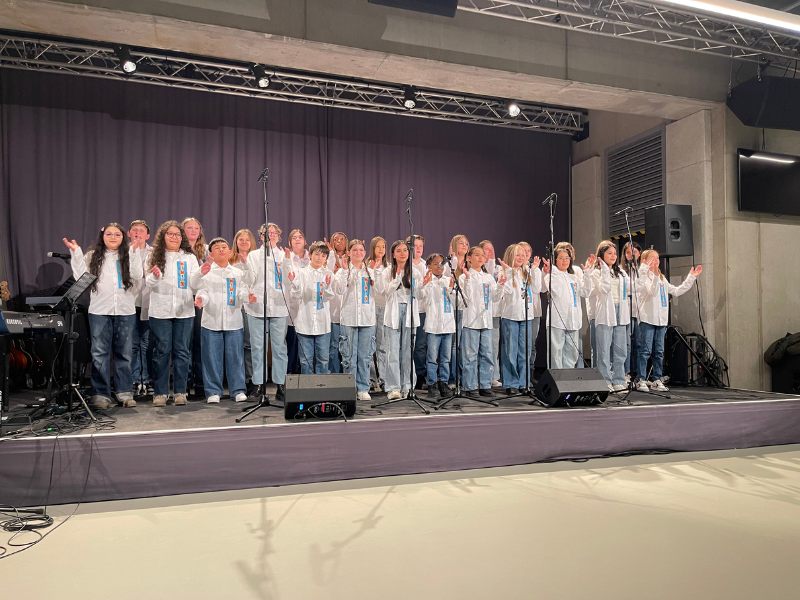 Der MiMix Schulchor der MIM Wendstattgasse performt auf der Bühne in CAPE 10.