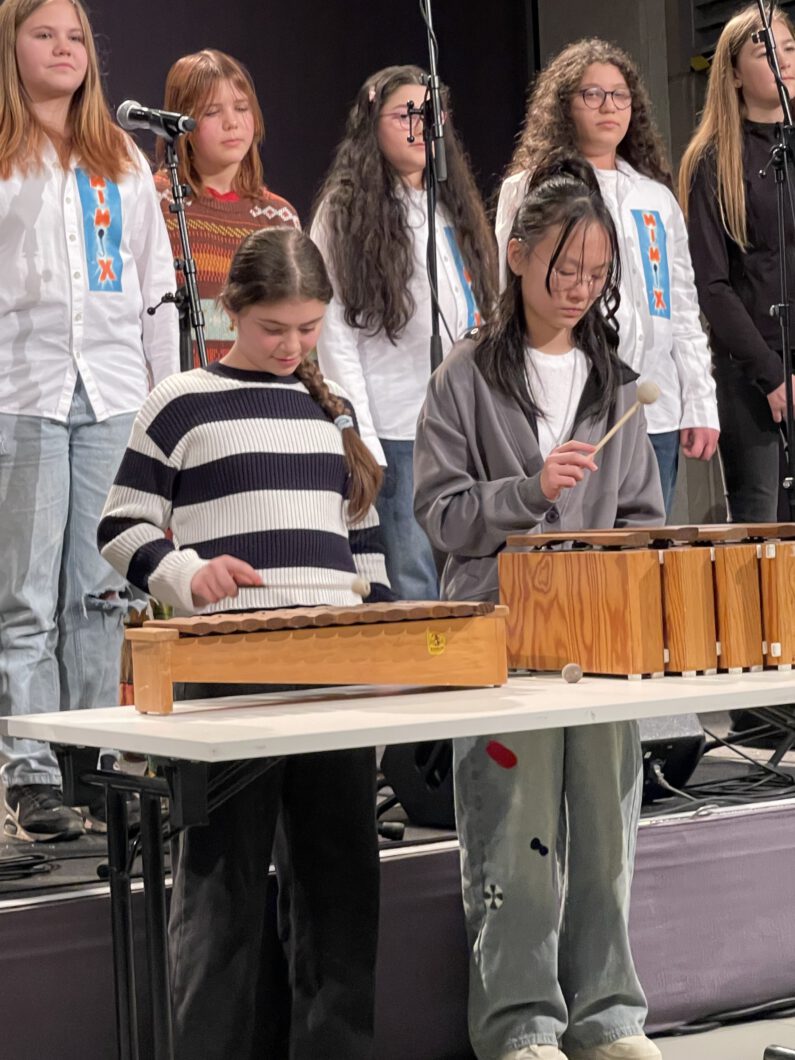 Zwei Mädchen beim Winterklänge Konzert in CAPE 10. Sie spielen auf einem Xylophon.