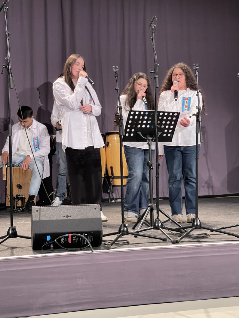 Drei Schülerinnen der MIM Wendstattgasse singen auf der Bühne in CAPE 10.