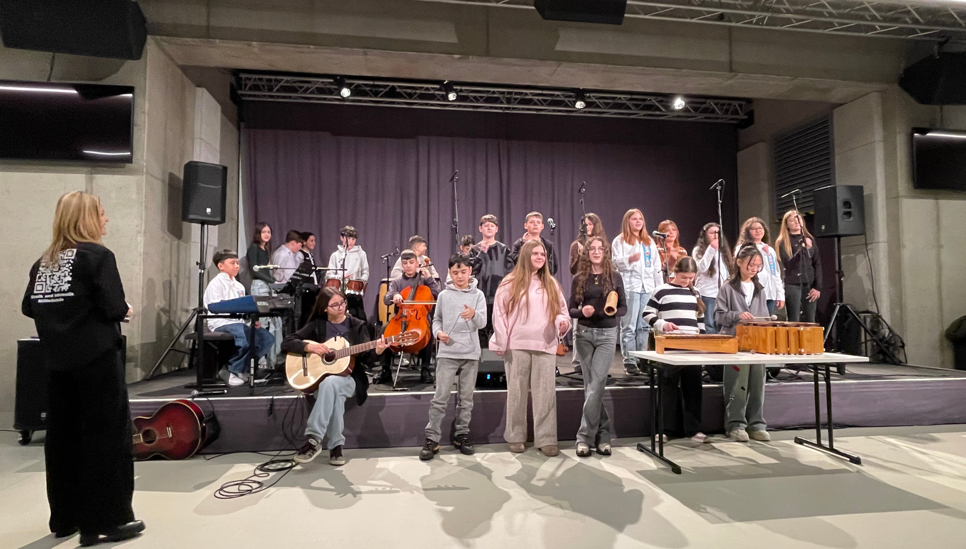 Eine der Musikklassen der MIM Wendstattgasse performt auf der Bühne in CAPE 10.