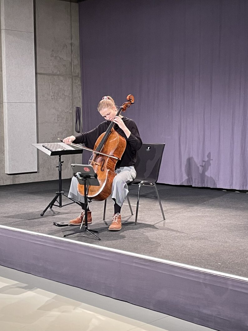 Cellistin Valerie Fritz bei ihrem Auftritt in CAPE 10.