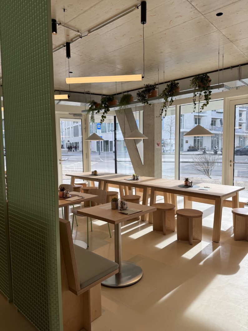 Ein Foto unserer Gastronomie dem MICHLS deli. Darauf zu sehen sind einige Tische und Stühle.