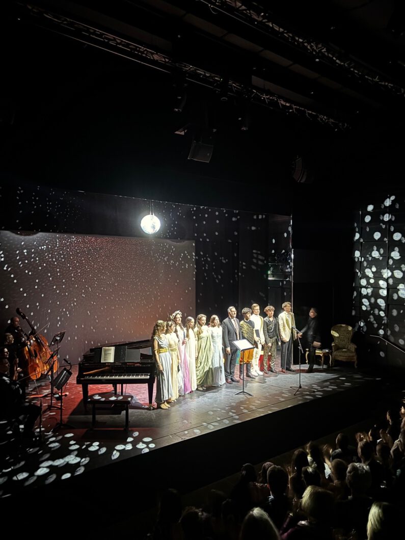 Einige Personen performen auf der Bühne im NEST.