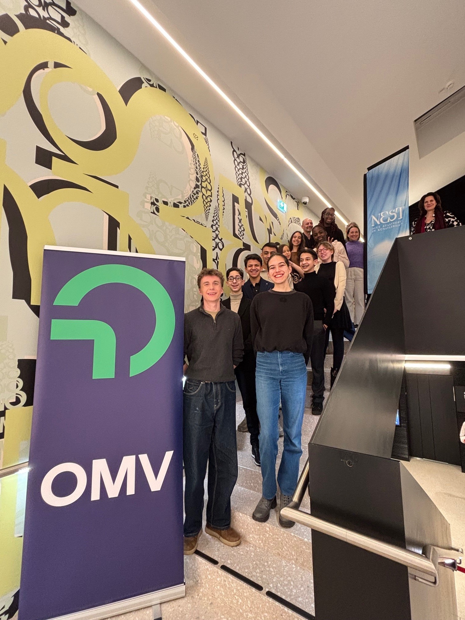 Zehn Schüler:innen posieren mit Mitgliedern der Opernschule.