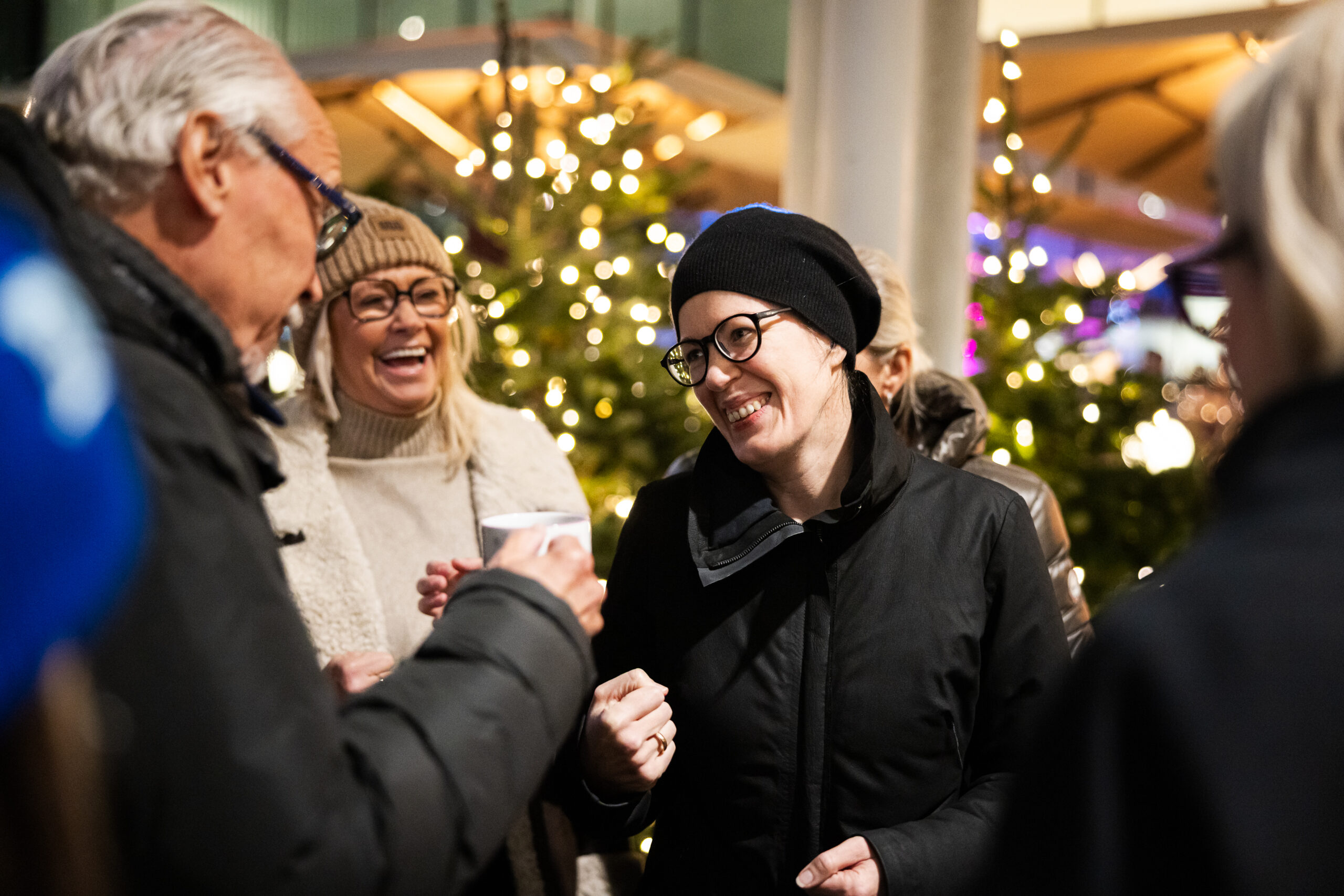 v.l.n.r.: Siegfried Meryn, Petra Antoni und Gerda Holzinger-Burgstaller beim Erste Punsch am Campus.