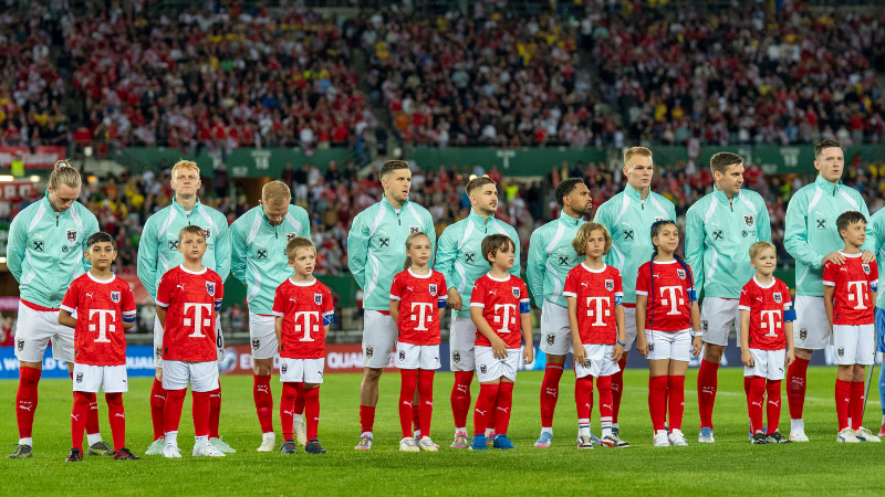 Kinder mit Fußballerspielern im Stadion beim Ländermatch Österreich gegen Rumänien.