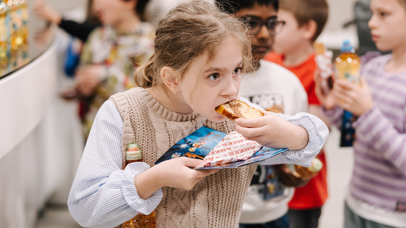 Mädchen beim Kuchen essen.