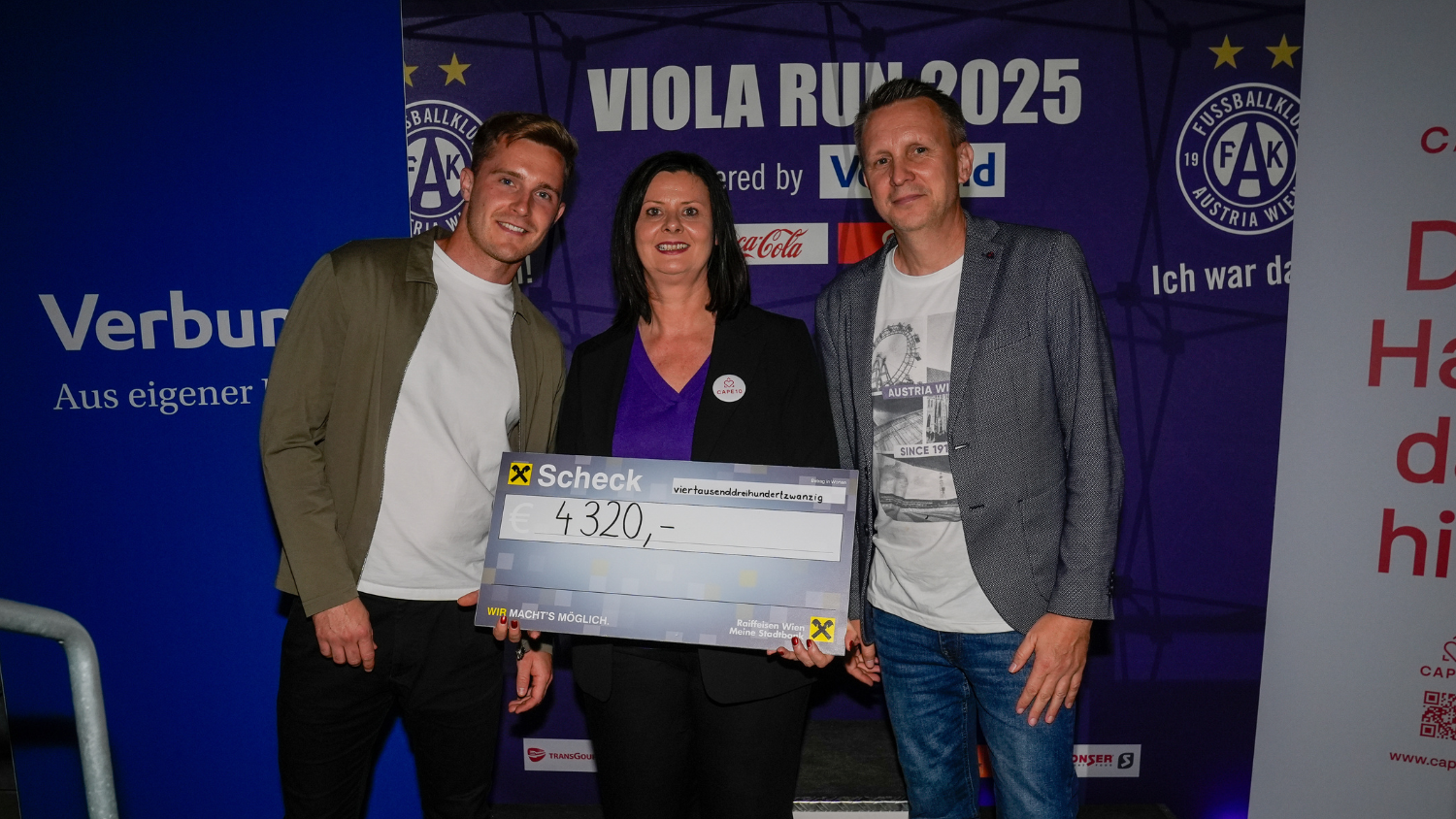 Elfriede Wittberger posiert mit Vertreter:innen des FK Austria Wien und einem Spendenscheck.