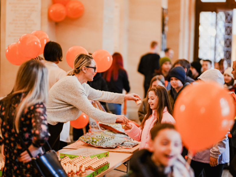 Silvia Bruni verteilt Lindt Schokohasen an die Kinder nach dem Konzert.