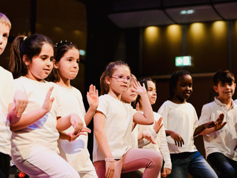 Eine Gruppe von Kindern tanzen beim Albertos Abenteuer Konzert.