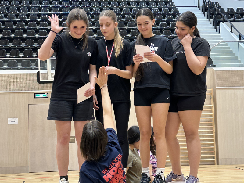 Vier Mädchen beim 3x3 Basketballturnier mit Brigitte Redling.