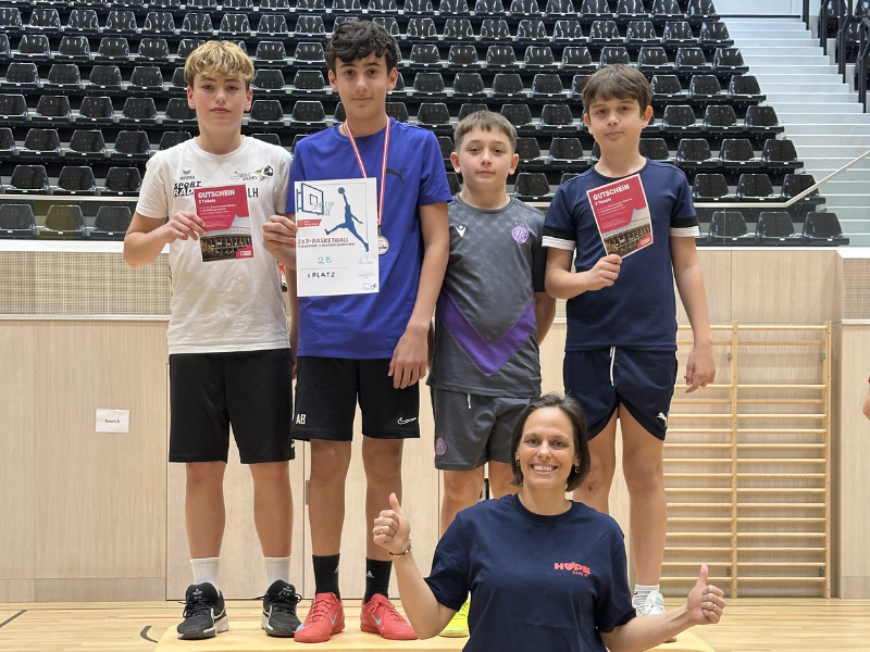 Vier Buben beim 3x3 Basketballturnier mit Brigitte Redling.