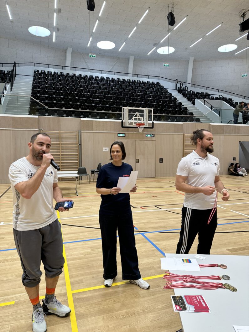Brigitte Redling bei der Vergabe der Fußballtickets von Magenta.
